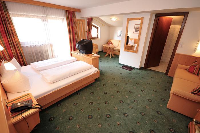 Garni Strasser Aparthotel 4*